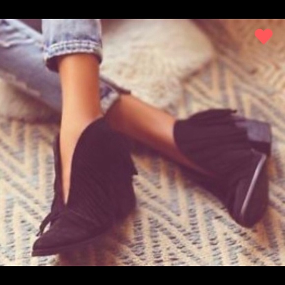 Shoes - LAST ONE - size 7 🔥🔥Black Fringe Booties 🔥🔥